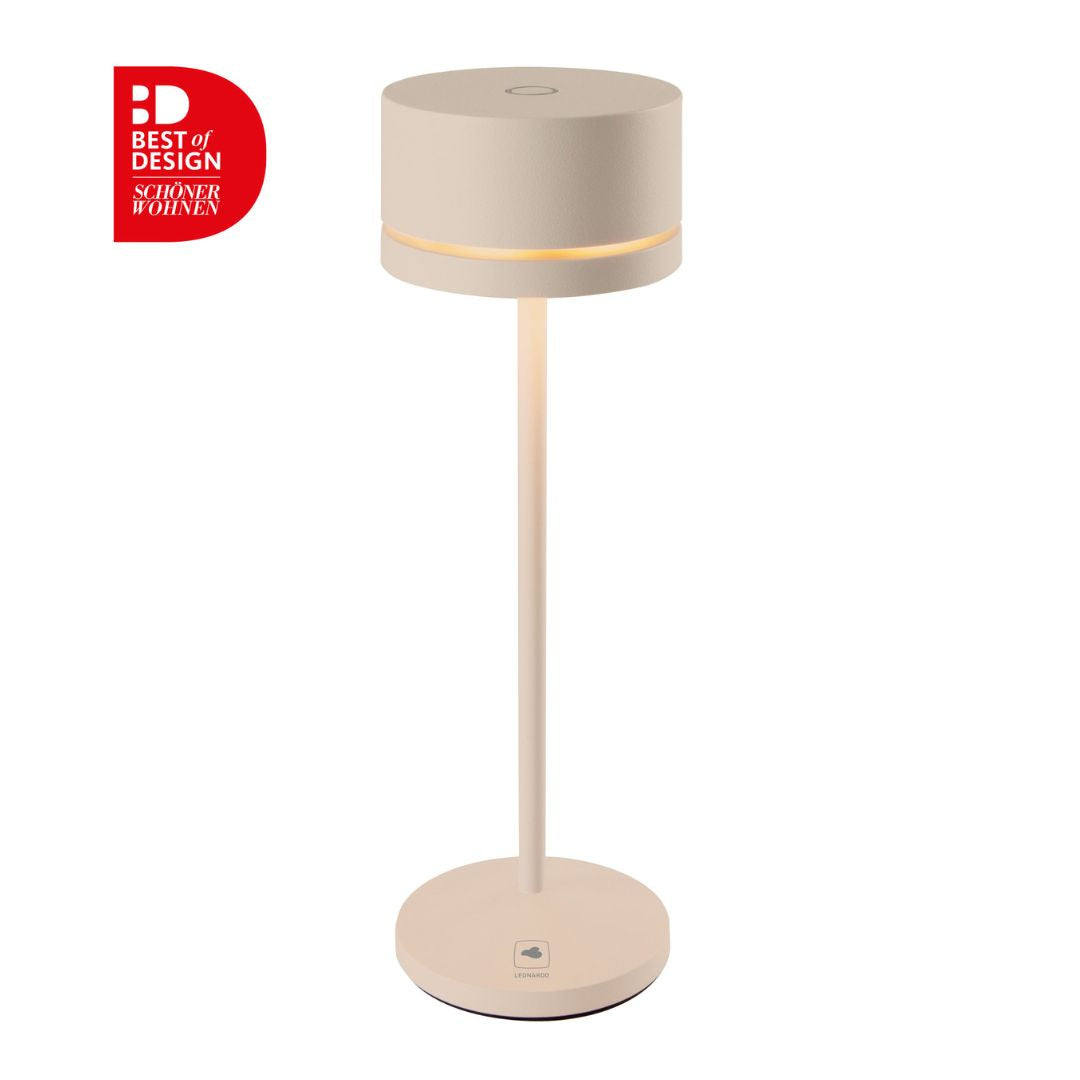 Elegante, sandfarbene LED-Tischlampe von LEONARDO mit „Best of Design“-Auszeichnung von SCHÖNER WOHNEN.