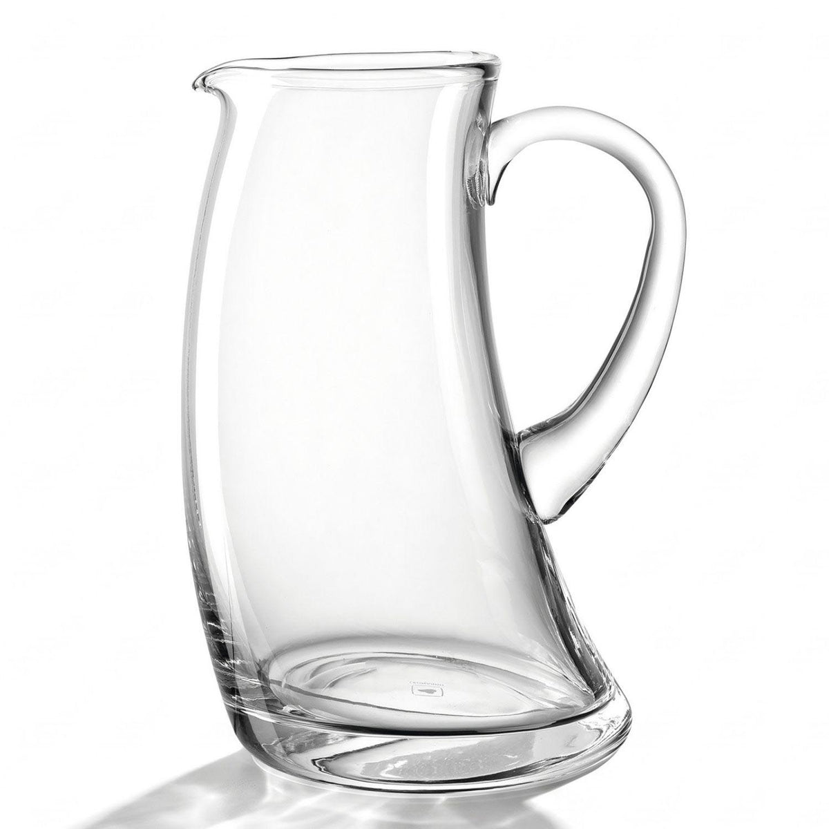 Krug SWING 1,2 l aus klarem Glas mit Henkel auf weißem Hintergrund