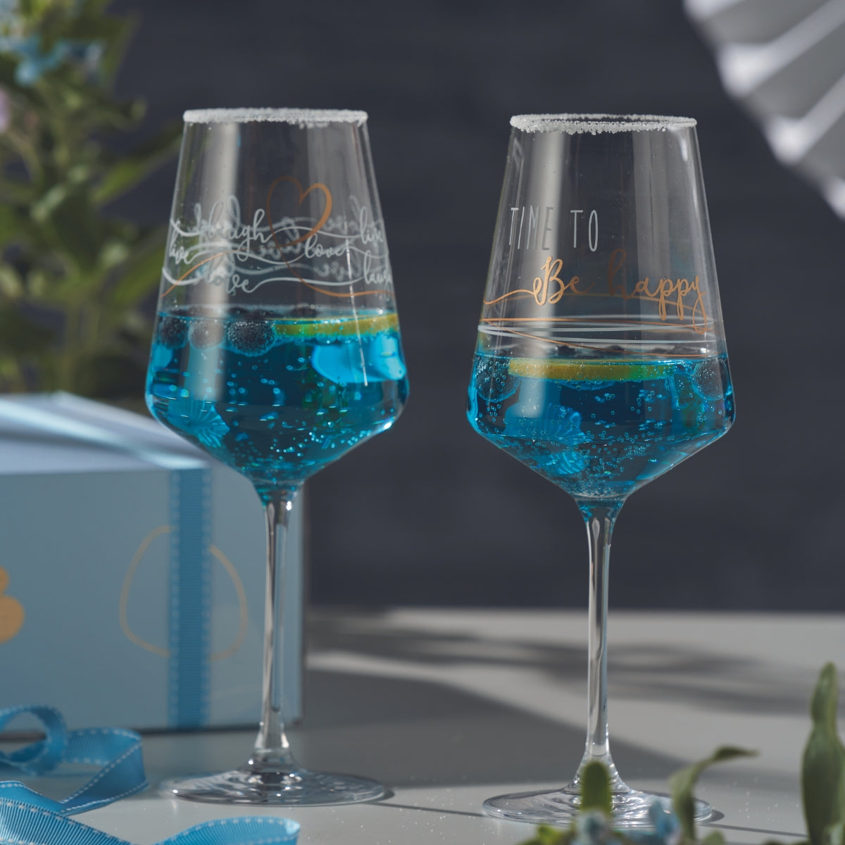 Zwei gravierte LEONARDO Weingläser mit blauem Drink und Zuckerrand.