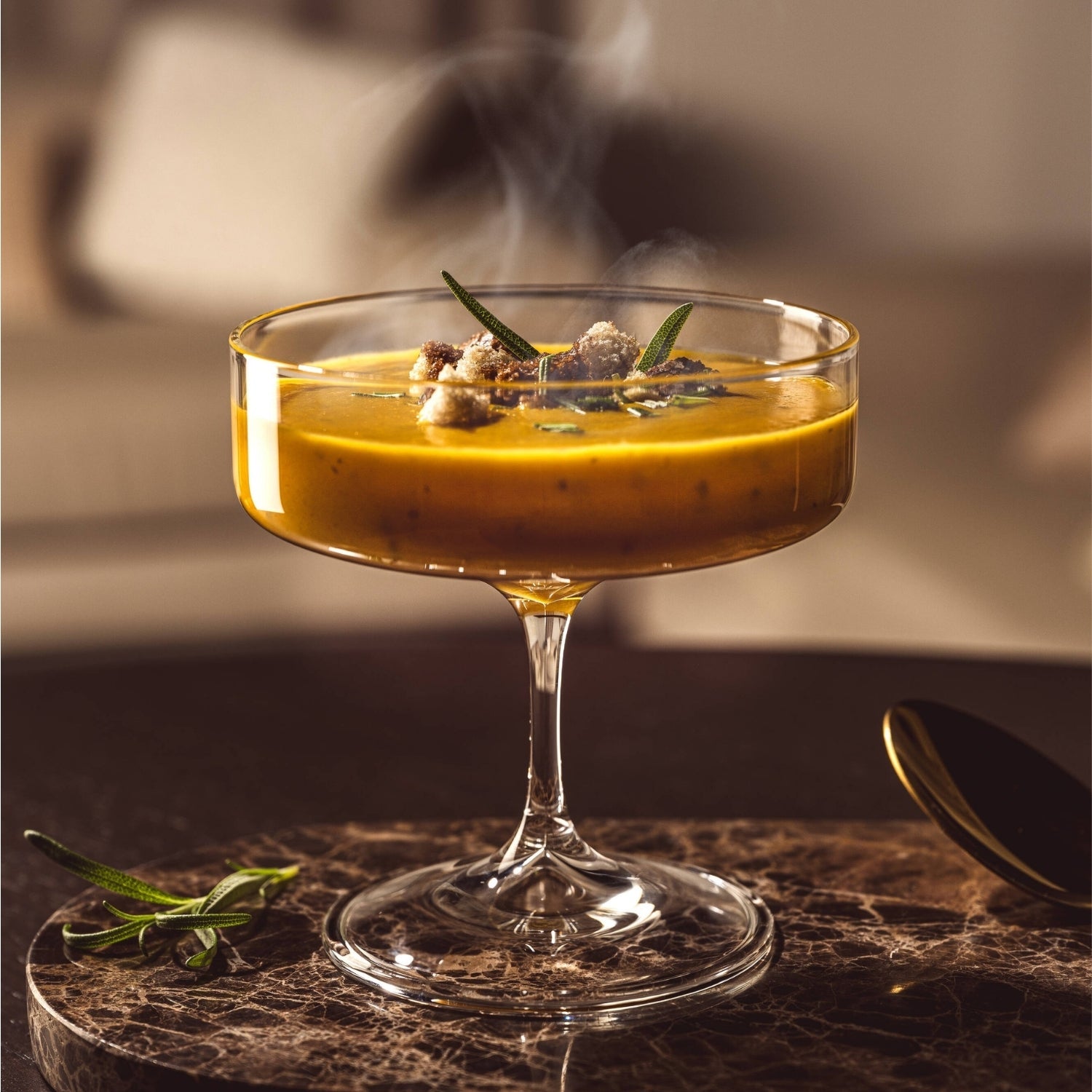 Orangen-Karotten-Suppe mit Croûtons