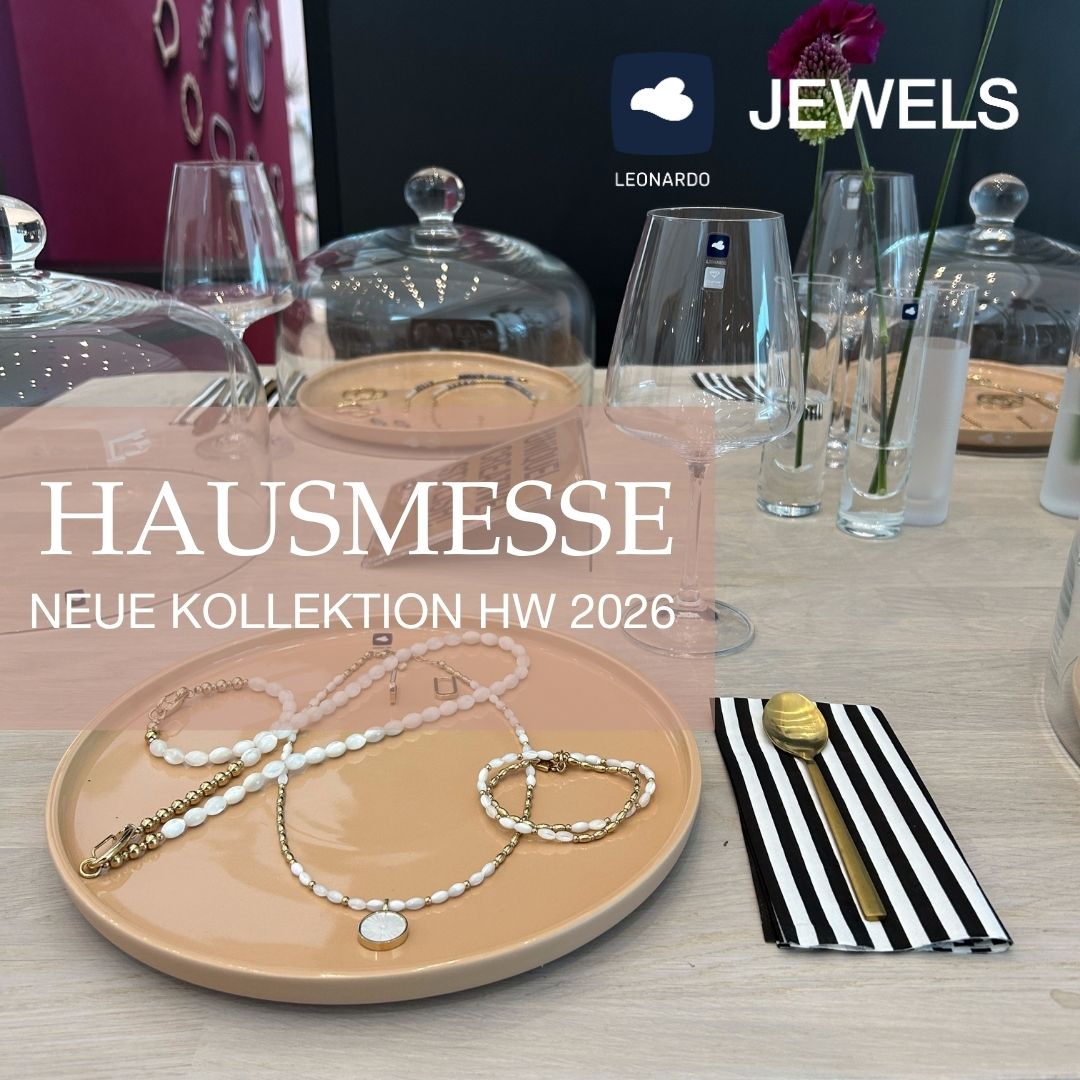 Schmuckpräsentation mit goldenen und weißen Perlen auf einem Teller unter Glashauben bei der LEONARDO Hausmesse für die Herbst-/Winterkollektion 2026.