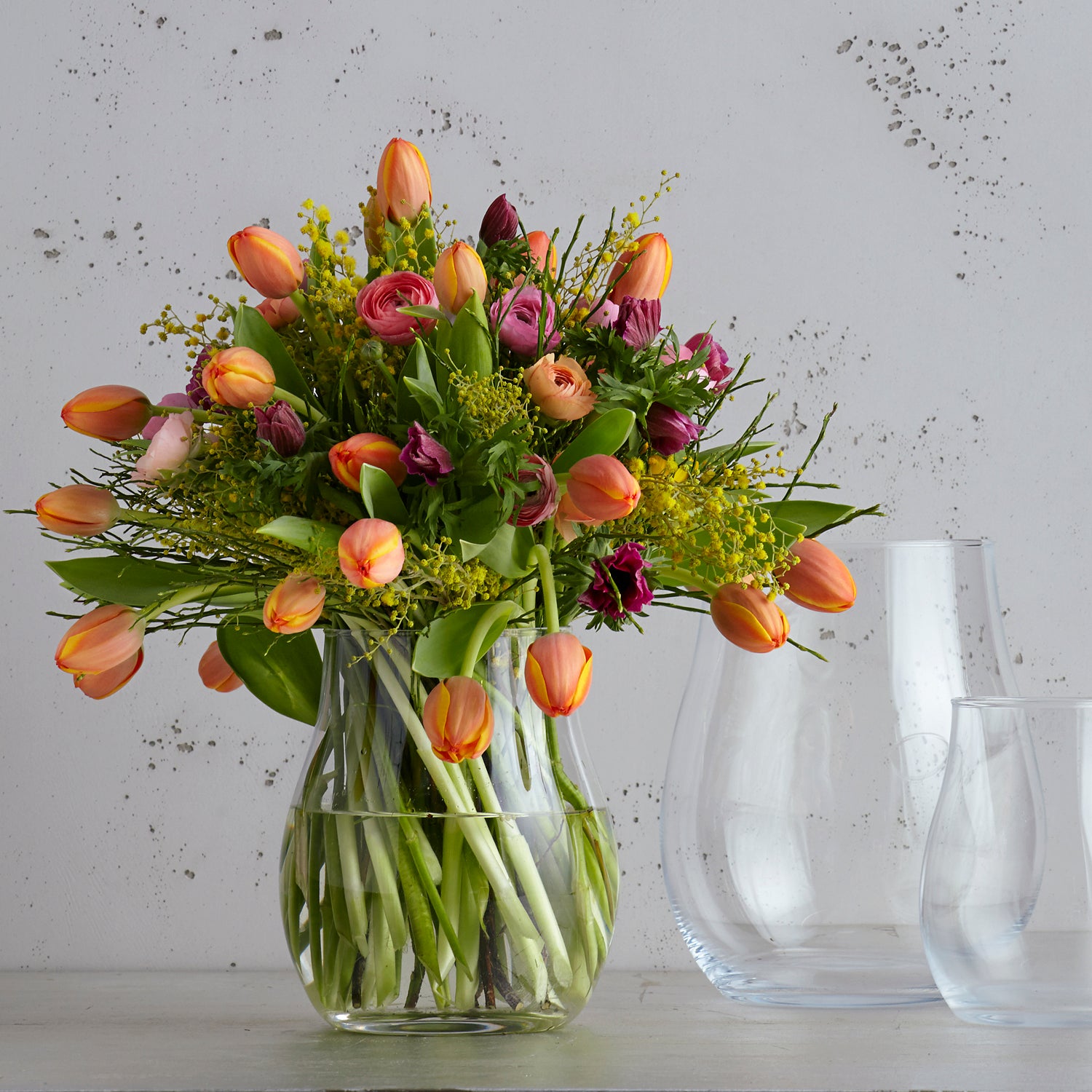 Windlicht GIARDINO neben Blumenvase auf grauem Untergrund