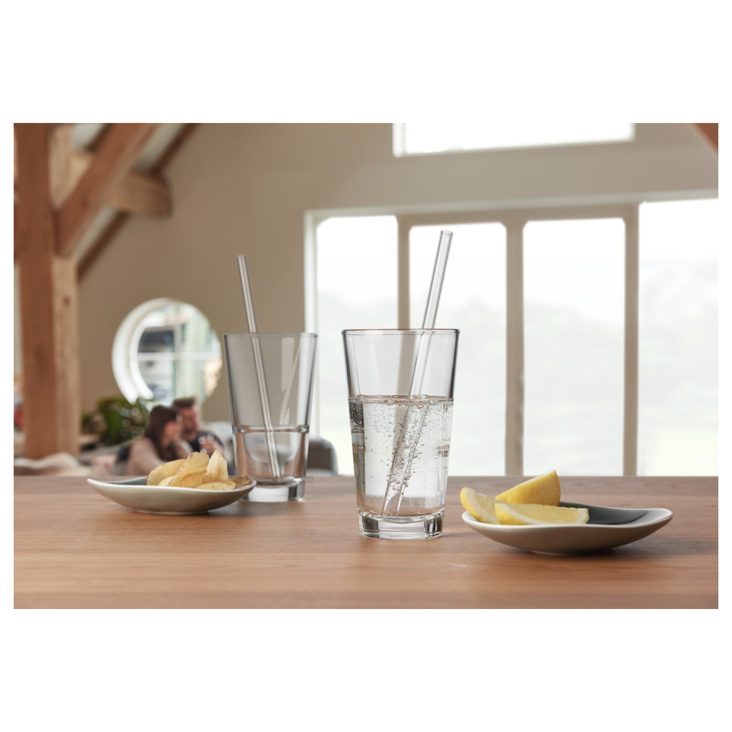 Trinkglas EVENT 550 ml auf gedecktem Tisch mit Zitronenscheiben und Strohhalmen