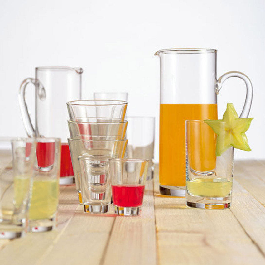 Stamper CIAO 60 ml 6er-Set auf Holztisch mit Getränken und Früchten