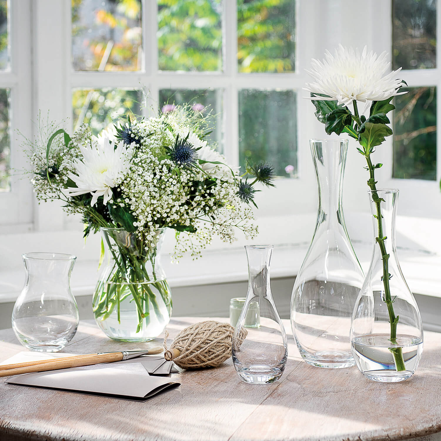 Vase CASOLARE auf Tisch mit Blumen und anderen Glasvasen