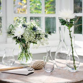 Vase CASOLARE auf Tisch mit Blumen und anderen Glasvasen