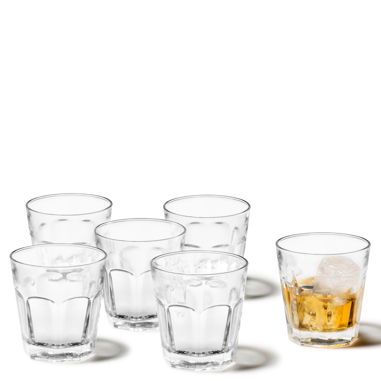 Whiskyglas ROCK 265 ml 6er-Set, fünf leere und ein gefülltes Glas mit Whisky und Eis