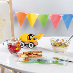 Schale BAMBINI mit Tiermotiven auf gedecktem Kindertisch mit Sandwich und Getränk
