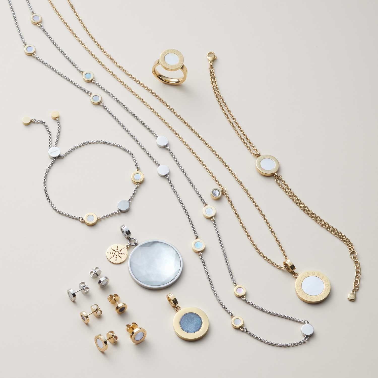 Schmuckkollektion mit Ohrsteckern, Halsketten und Armband in Gold und Silber mit Perlmutt