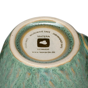 Unterseite der grünen Keramiktasse MATERA mit Herstellerangaben und Logo