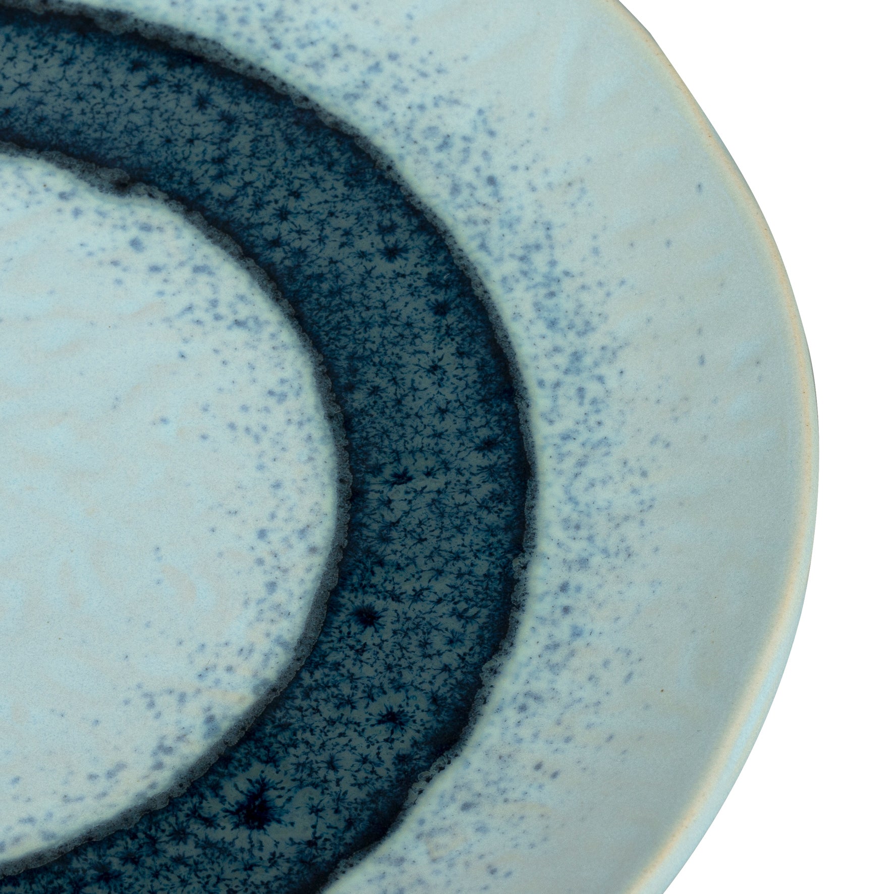 Keramikteller MATERA 23 cm blau, Nahaufnahme der strukturierten Oberflaeche und des dunkelblauen Randes