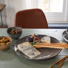 Keramikschale MATERA mit Käse, Feigen und Crackern auf gedecktem Tisch