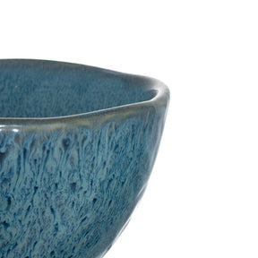 Keramikschale MATERA blau, Detailaufnahme des strukturierten Oberflaeche und Schalenrandes