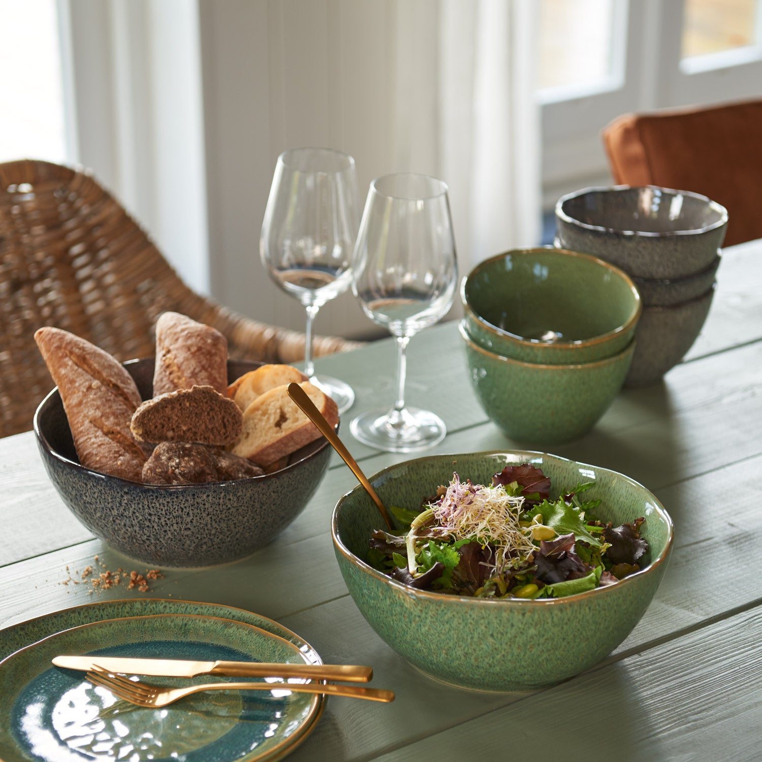 Keramikschale MATERA grün auf gedecktem Tisch mit Salat, Besteck und Gläsern
