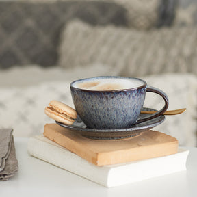 Keramikuntertasse MATERA anthrazit mit Kaffeetasse, Makronen und Büchern dekoriert