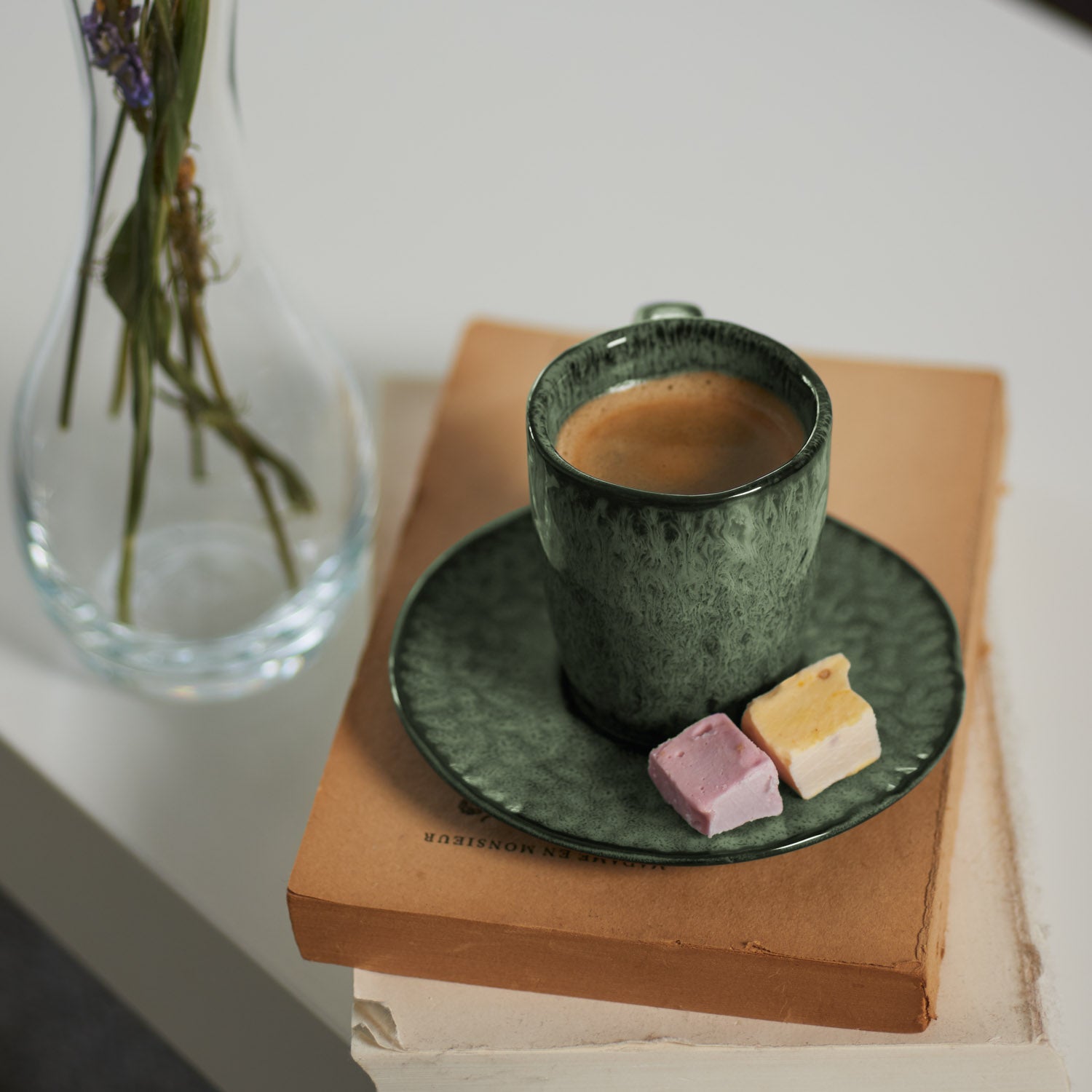 Keramikuntertasse MATERA grün mit Kaffeetasse, Süßigkeiten und Blumenvase