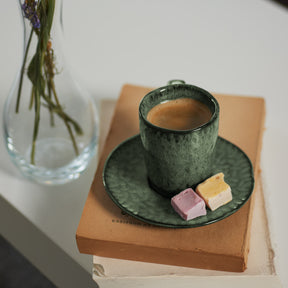 Keramikuntertasse MATERA grün mit Kaffeetasse, Süßigkeiten und Blumenvase