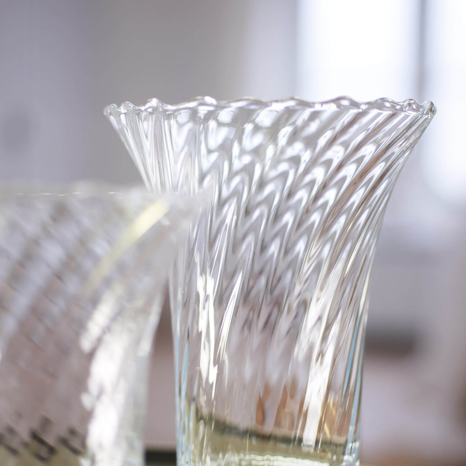 Vase RAVENNA mit spiralförmigem Oberflächenmuster, klares Glas, Detailaufnahme