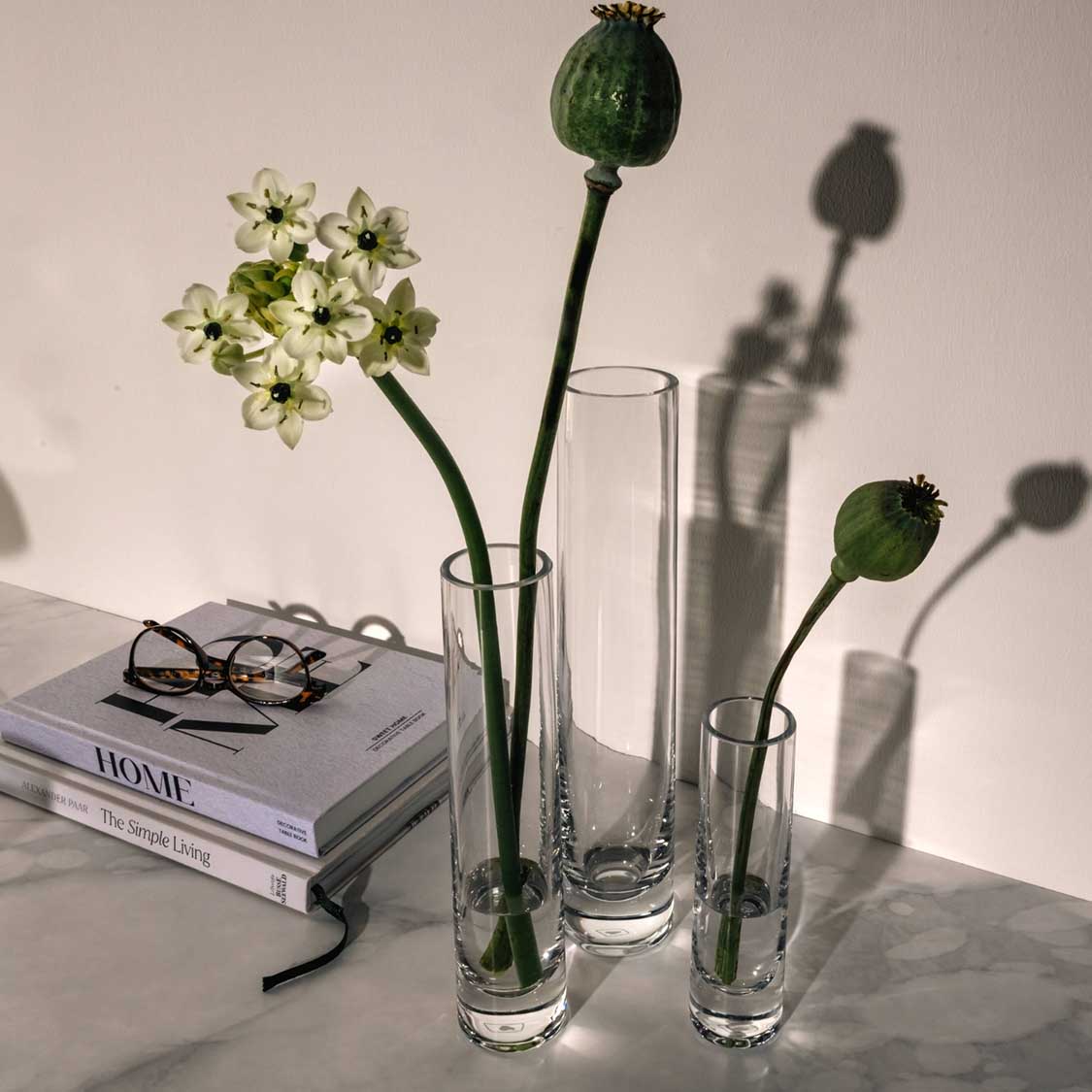 Solifleurvase NOVARA mit Blüten und Knospen in Wohnzimmer-Szenerie