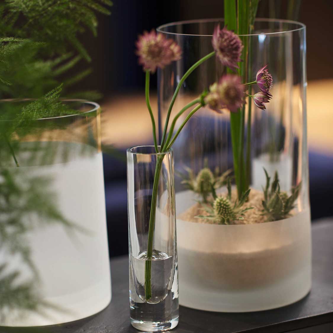 Vase NOVARA satiniert mit Blumen in Tischdeko-Arrangement