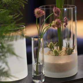 Vase NOVARA satiniert mit Blumen in Tischdeko-Arrangement