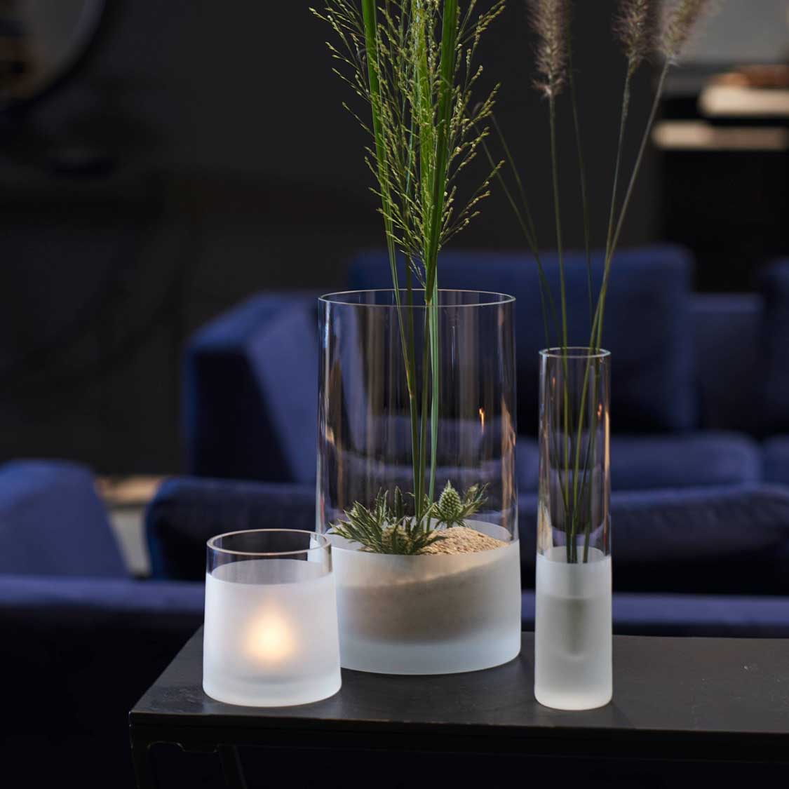 Vase NOVARA 26 cm satiniert mit Gräsern auf schwarzem Tisch in Wohnraum