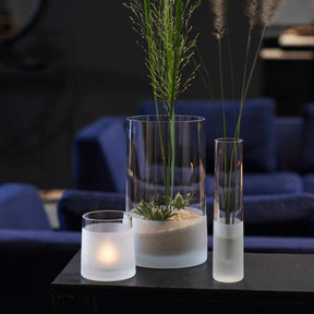 Vase NOVARA 26 cm satiniert mit Gräsern auf schwarzem Tisch in Wohnraum