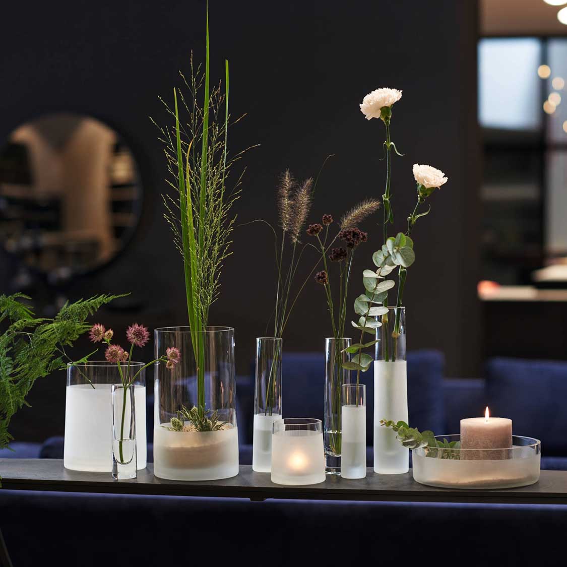 Vase NOVARA 26 cm satiniert in Tischdeko mit Blumen und Kerzen
