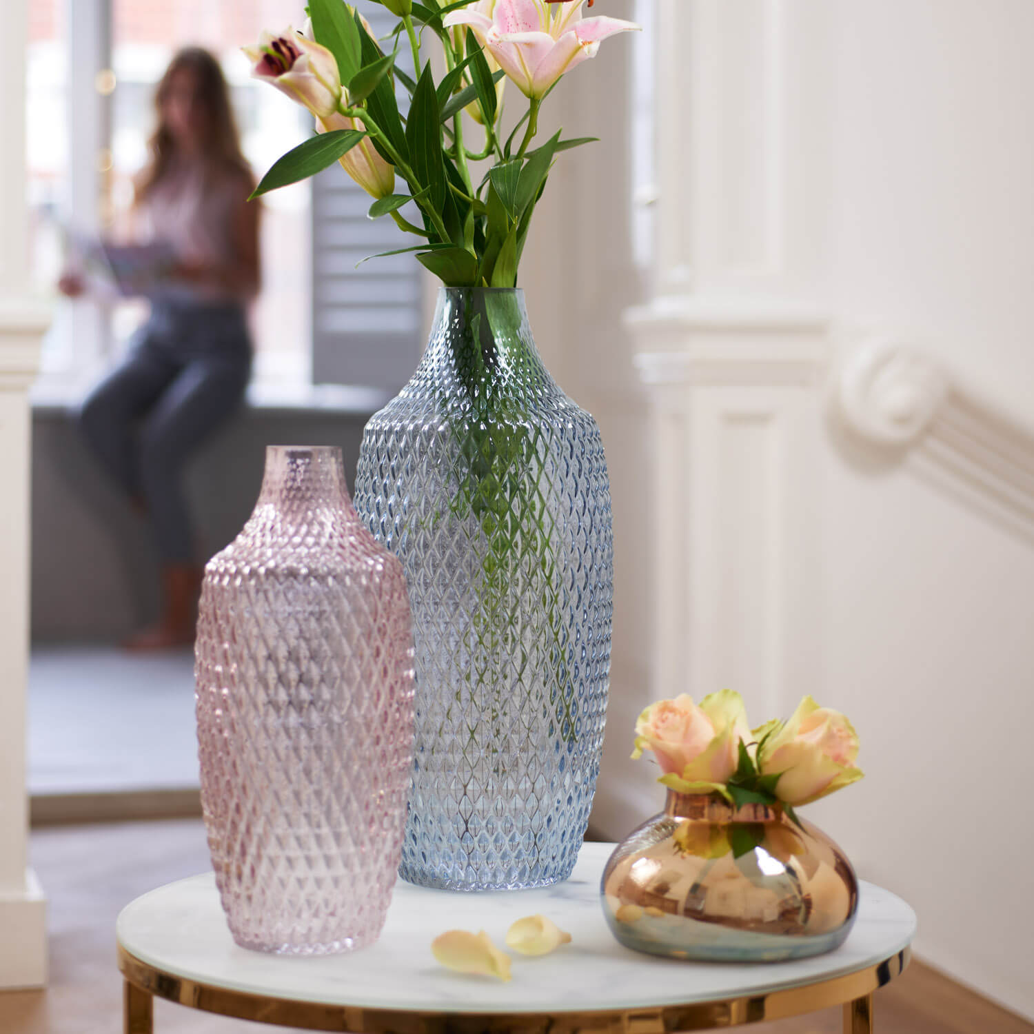 Vase POESIA 14 cm gold mit Blumen in Wohnraum auf Tisch arrangiert
