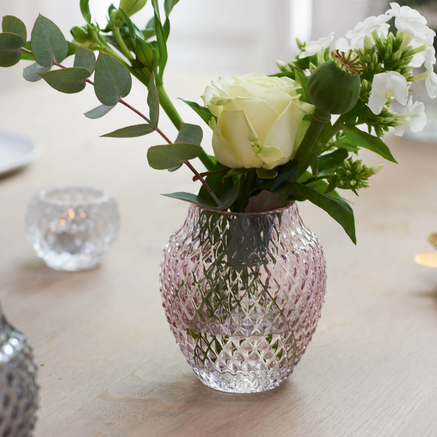 Tischvase POESIA mit Rosen und weißen Blüten auf Holztisch