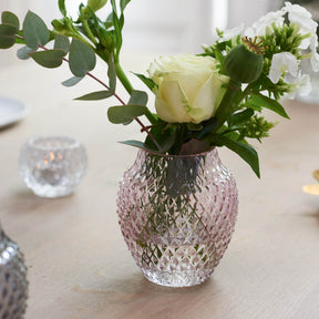 Tischvase POESIA mit Rosen und weißen Blüten auf Holztisch