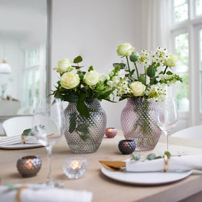 Vase POESIA mit weißen Rosen und Schleierkraut auf gedecktem Tisch