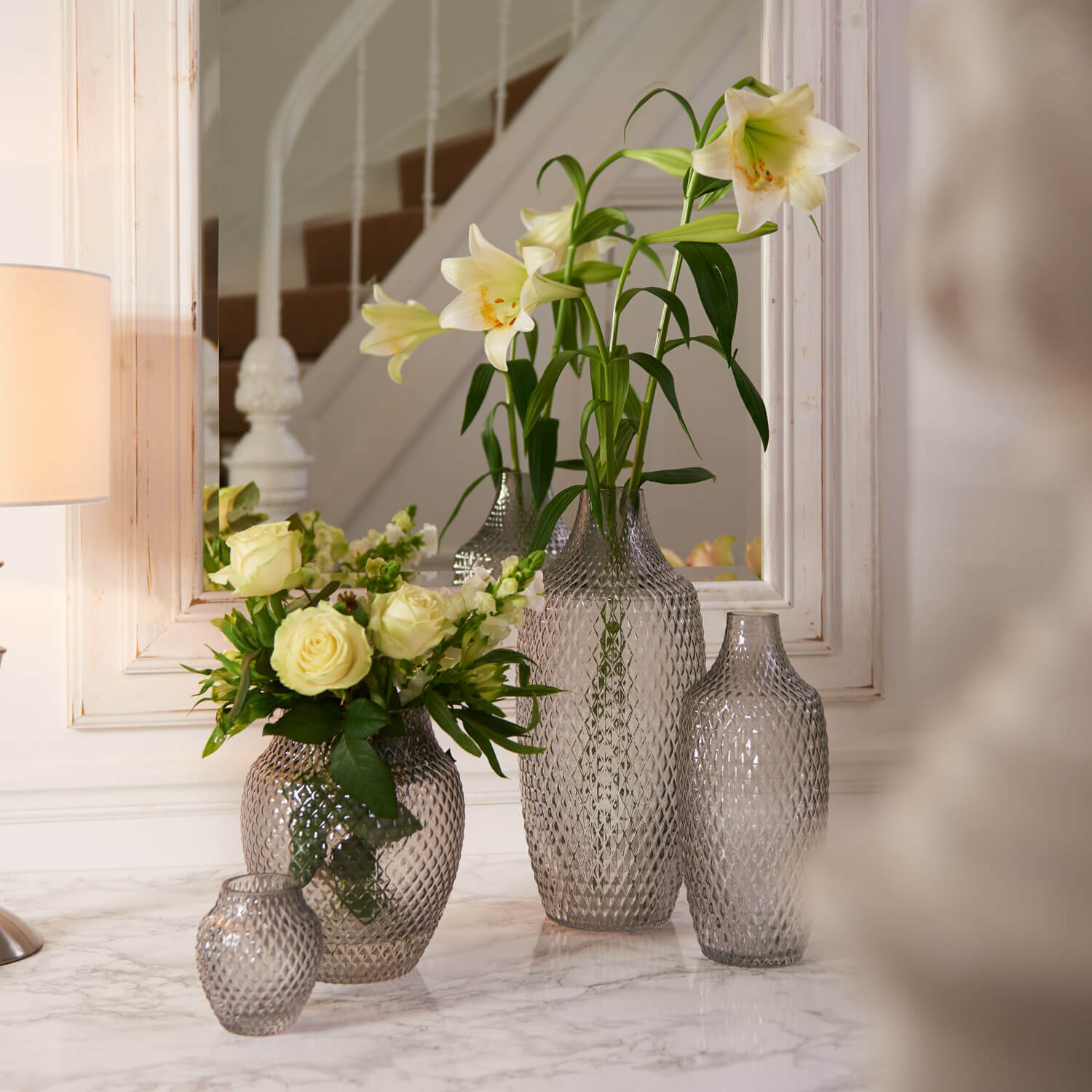 Vase POESIA 40 cm grau mit gelblichen Blüten in hellem Wohnraum