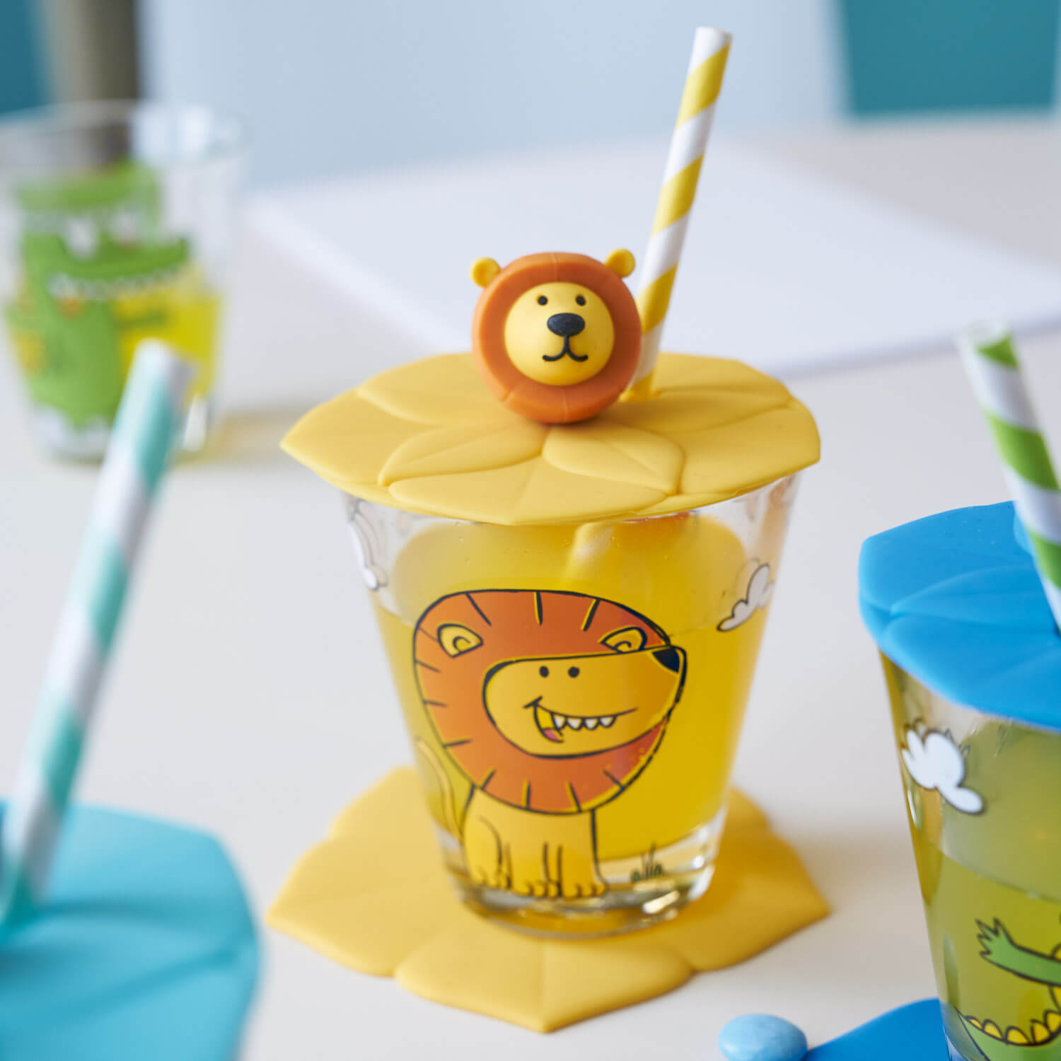Deckel BAMBINI gelb Löwe auf Trinkglas mit Strohhalm, gedeckter Tisch