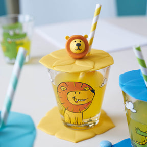 Deckel BAMBINI gelb Löwe auf Trinkglas mit Strohhalm, gedeckter Tisch