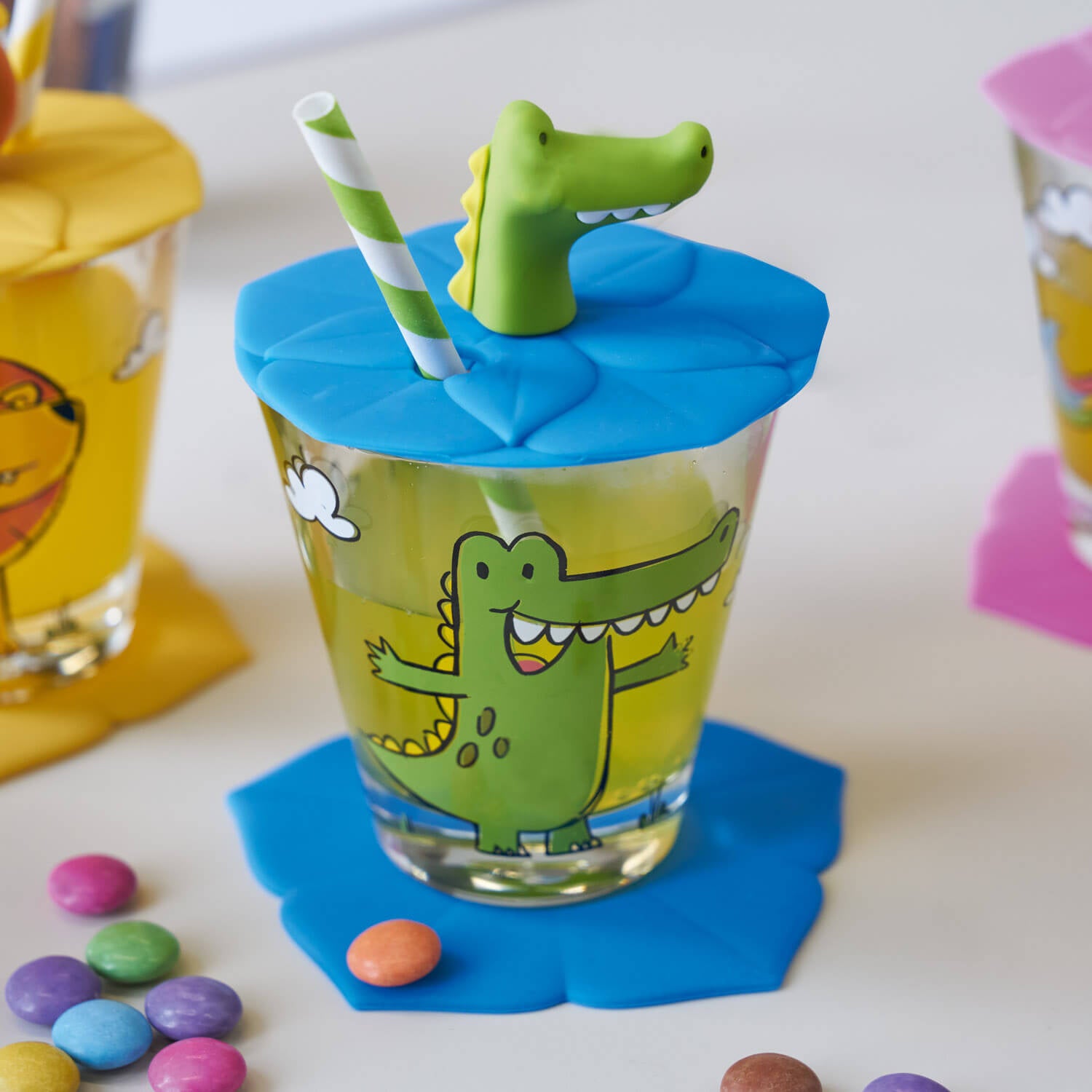 Deckel BAMBINI Krokodil auf Glas mit bunten Bonbons, Strohhalm und Trinkhalter