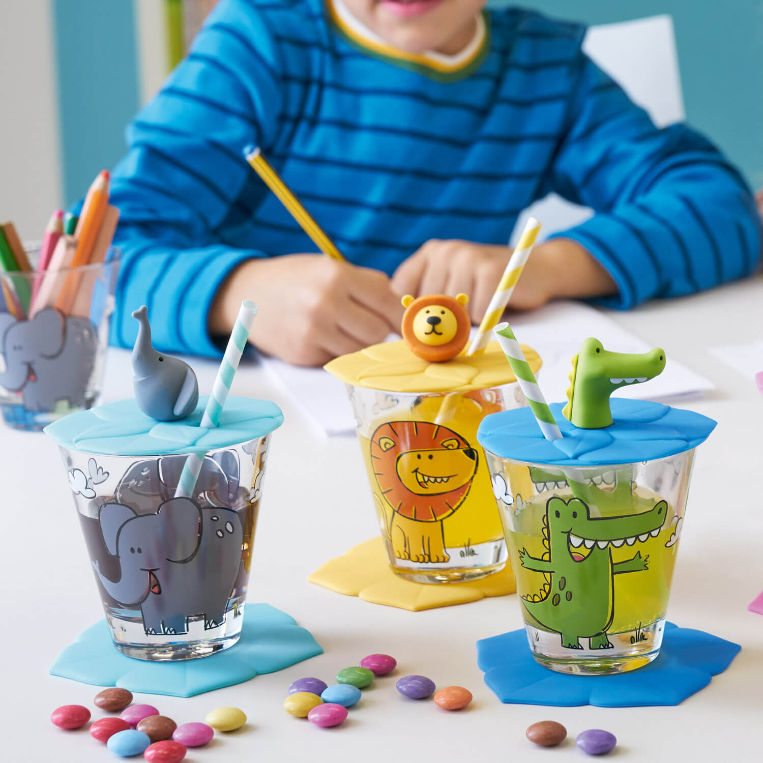 Kind mit Deckel BAMBINI Elefant auf Trinkglas, bunte Perlen auf Tisch