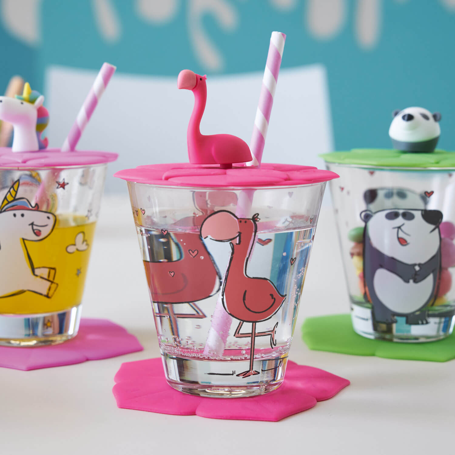 Deckel BAMBINI 9 cm pink Flamingo auf Glas mit Strohhalm, weitere bunte Gläser im Hintergrund