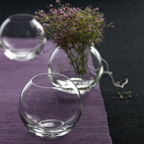 Vase BOCCIA mit Wasser und Blumenstrauss auf Tisch, weitere leere Gläser im Hintergrund