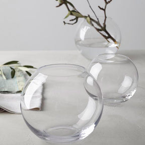 Glasvase BOCCIA in Kugelform mit Trockenblumen und Dekoration auf weißem Untergrund
