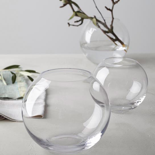 Glasvase BOCCIA in Kugelform mit Trockenblumen und Dekoration auf weißem Untergrund