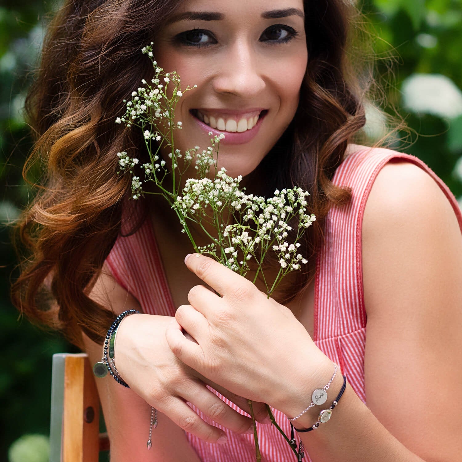 Frau mit silbernem Armband MARLA und Blumenstrauss im Garten