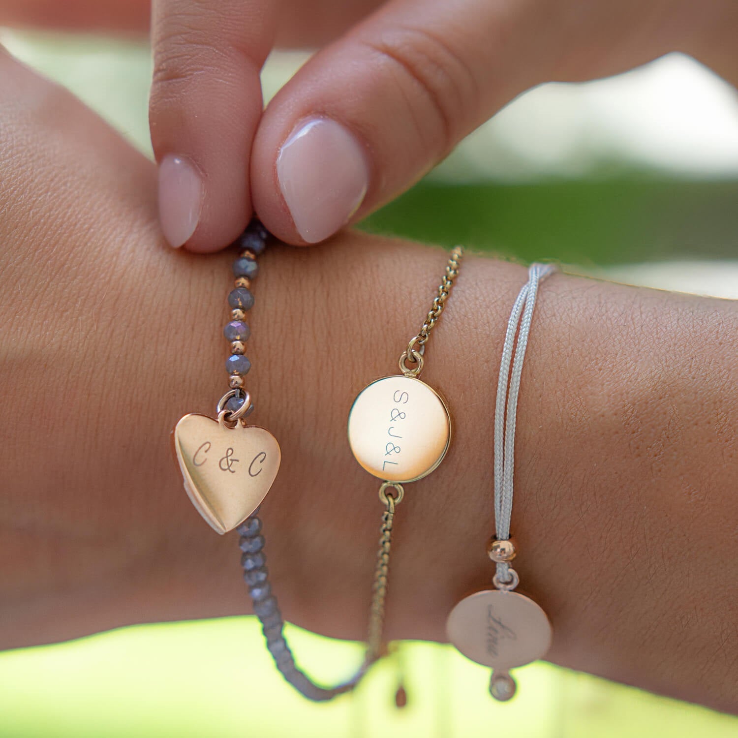 Armband MARLA gold mit Gravur an weiblichem Handgelenk, Nahaufnahme