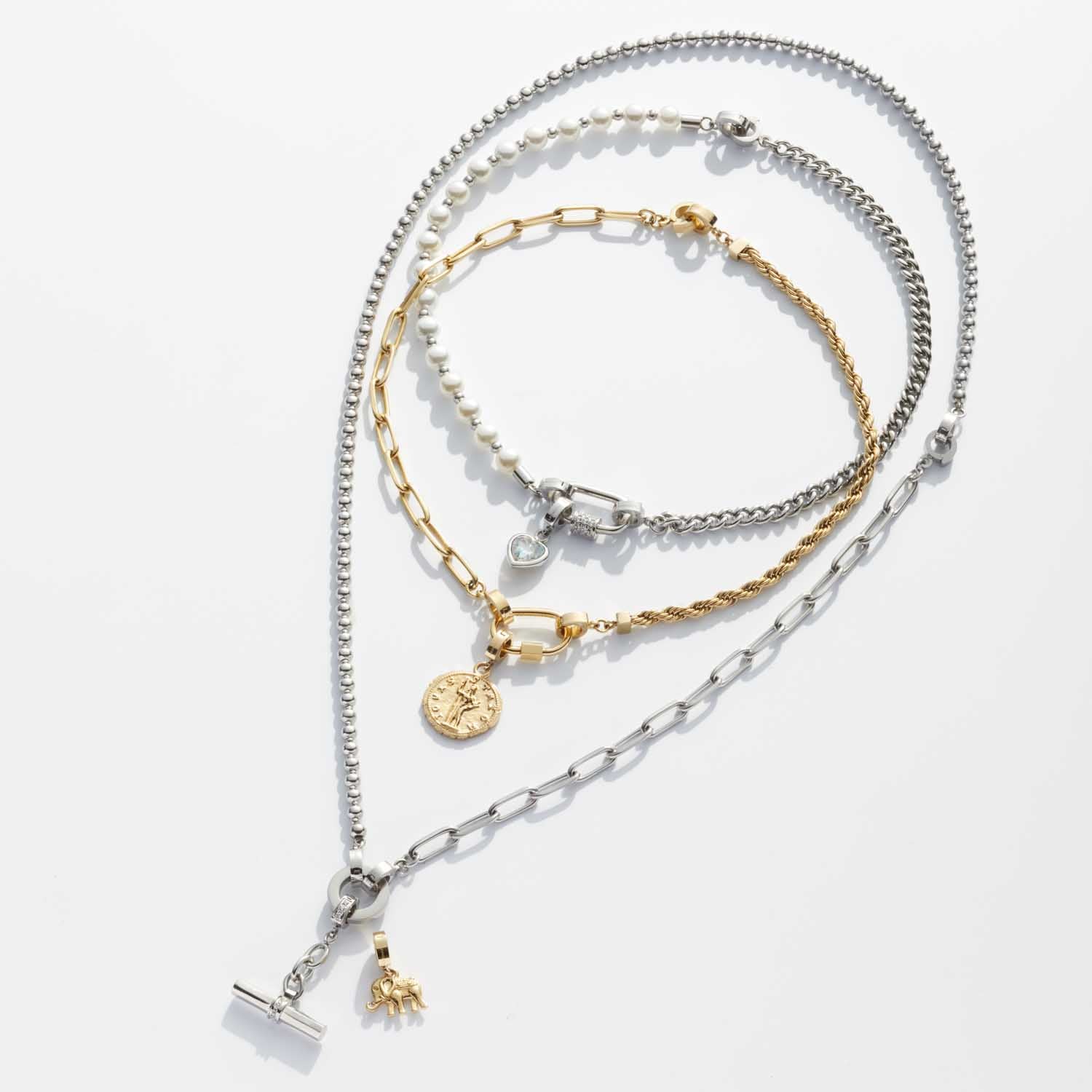 Mehrere Armbänder ESTRELLA Clip & Mix in Silber und Gold übereinander angeordnet
