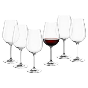 Sechs klare Rotweingläser TIVOLI, eines mit rotem Wein gefüllt, vor weißem Hintergrund