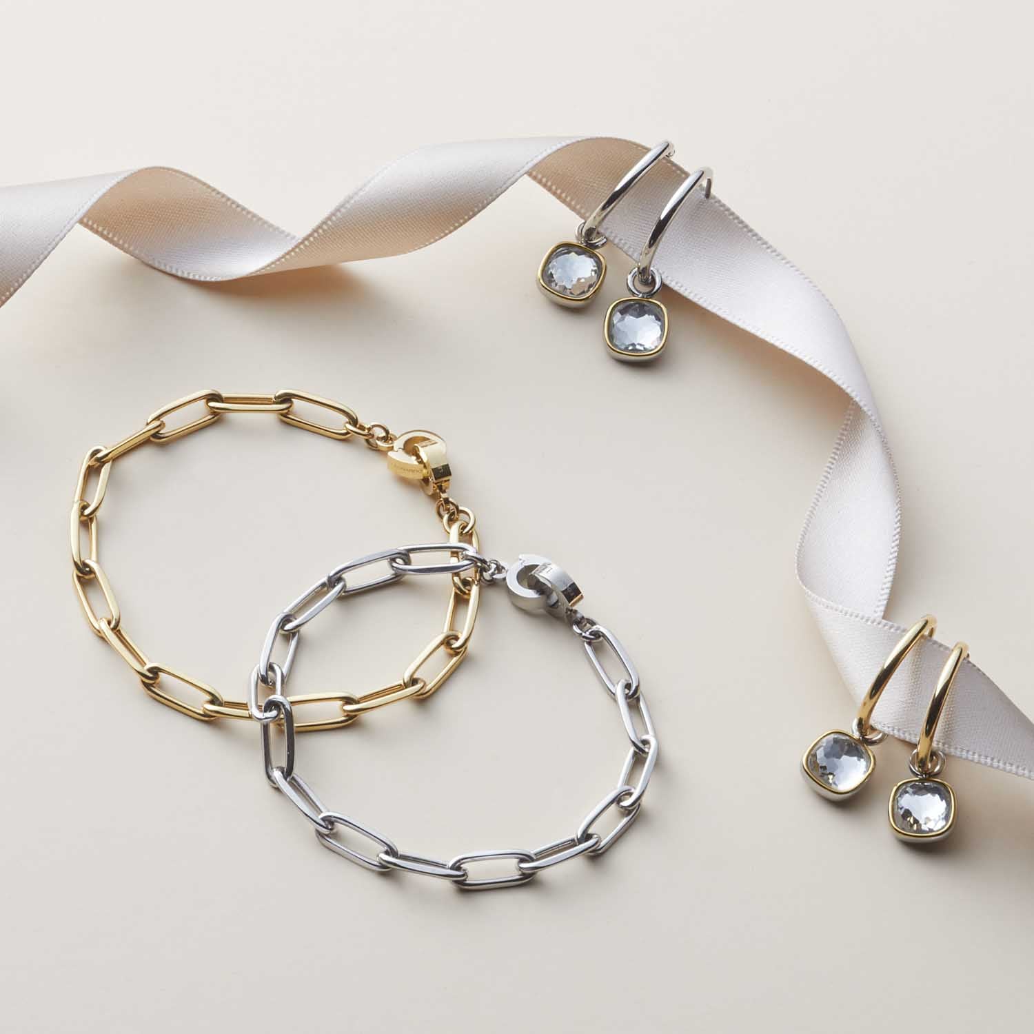 Creole ALIDA gold und silber mit Glaskristallen, Kettenarmbaender und Ohrringe auf weissem Untergrund