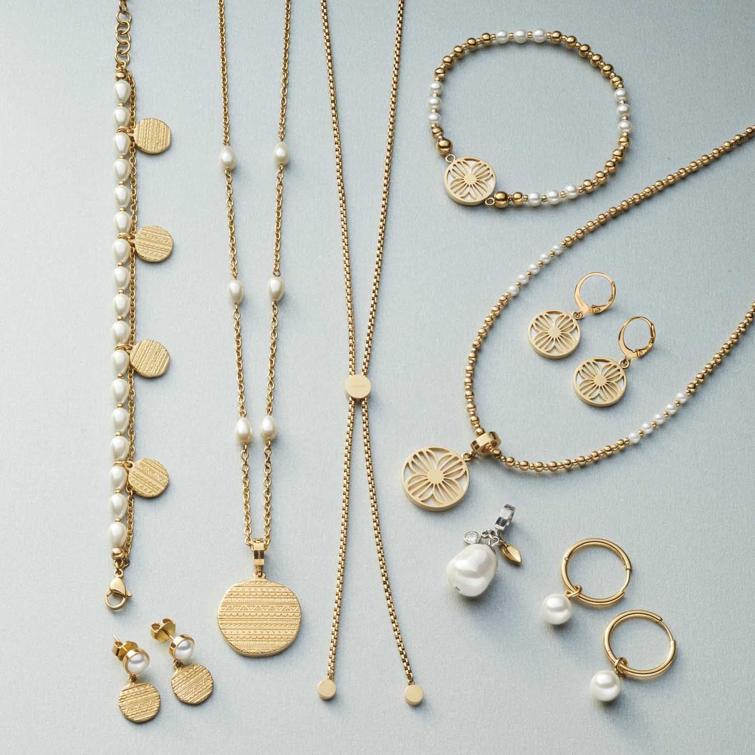 Schmuckkollektion der Serie BEAUTY'S in Gold mit Creolen, Ketten und Anhängern