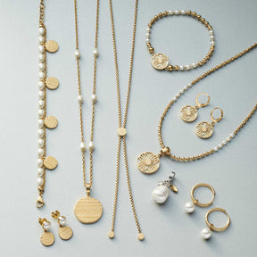 Schmuckkollektion der Serie BEAUTY'S in Gold mit Creolen, Ketten und Anhängern