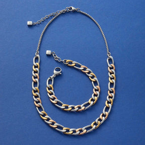 Halskette TRICOLORE und Armband aus tricolorem Edelstahl auf blauem Untergrund