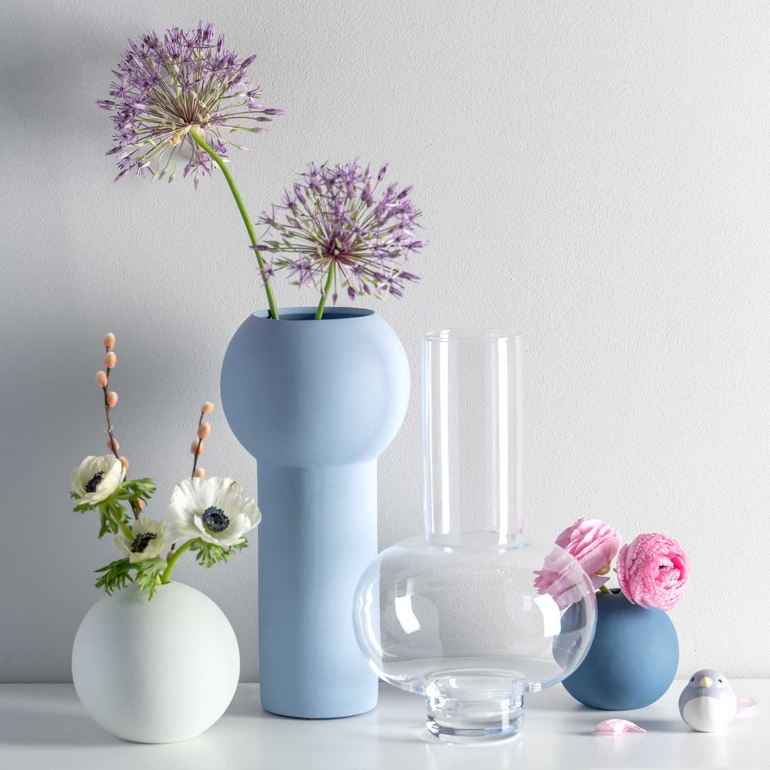 Vase VERNAZZO klar mit anderen Vasen und Blumenstraußen in Stillleben-Arrangement